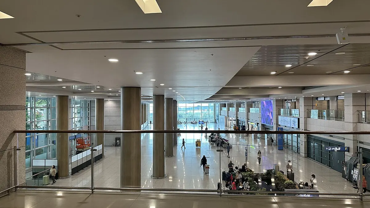 인천국제공항 제1여객터미널 입국장에서 마중 나온 사람들